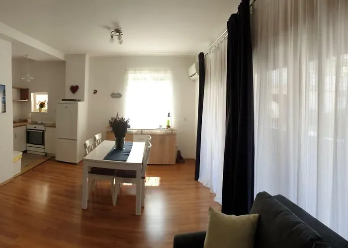 Central, Spacious, Great View Apartment *